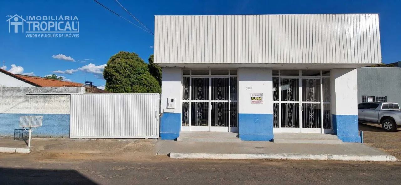 Aluga-se galpão com estacionamento no centro de Porto Nacional-To.