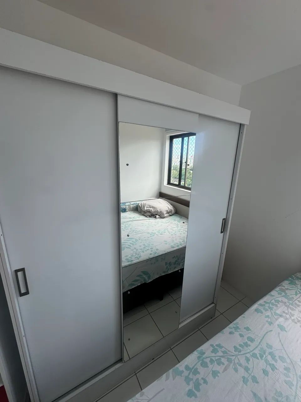 Guarda-roupa com espelho (3 portas)