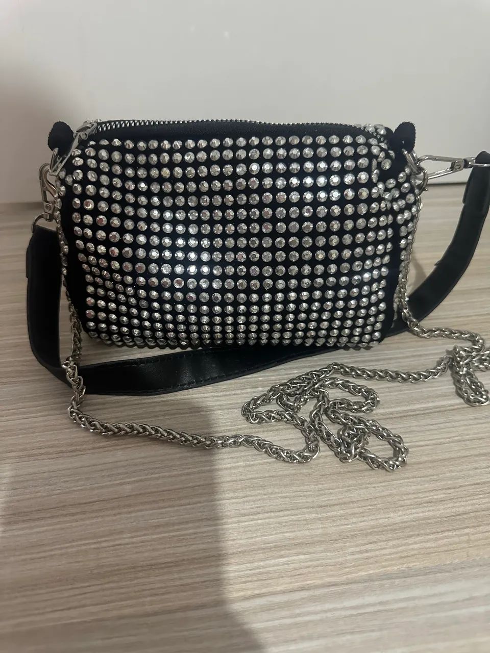 Bolsa nova - Nunca usada!  Vendo bolsa nova, nunca utilizada, em perfeito estado.