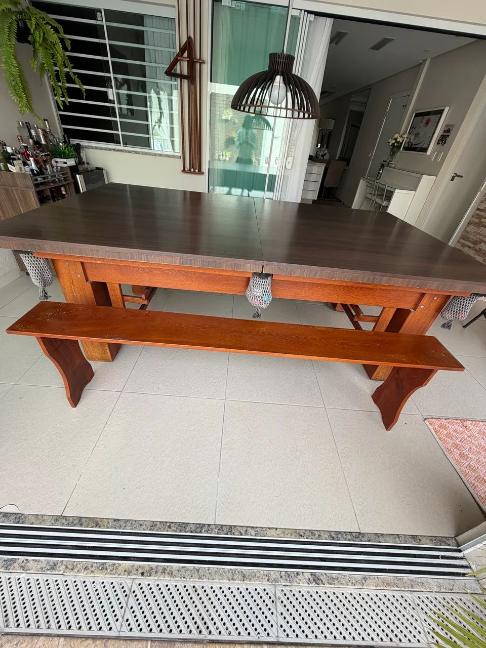 Mesa de sinuca e jantar com bancos 