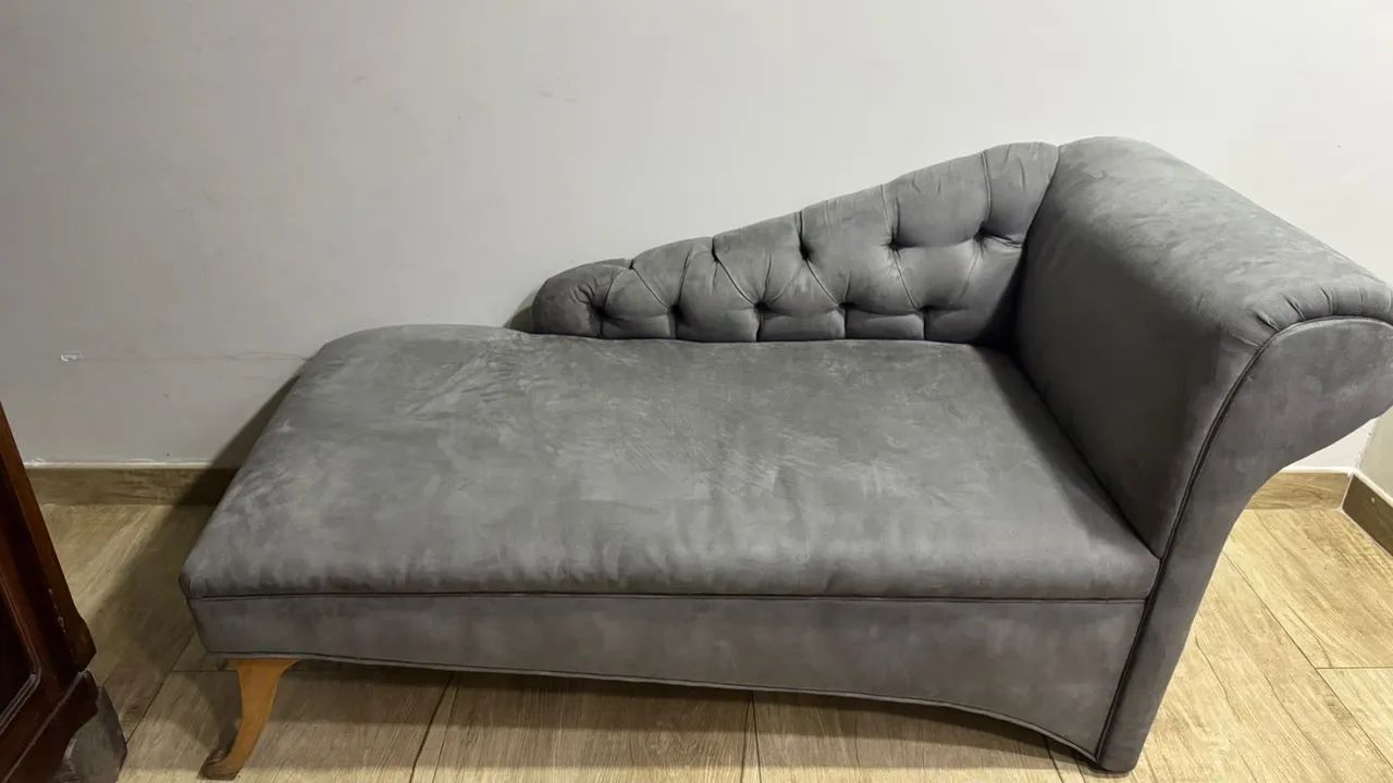 (PROMOÇÃO) Sofá 2 Lugares Chesterfield Cinza em Suede com Capitonê