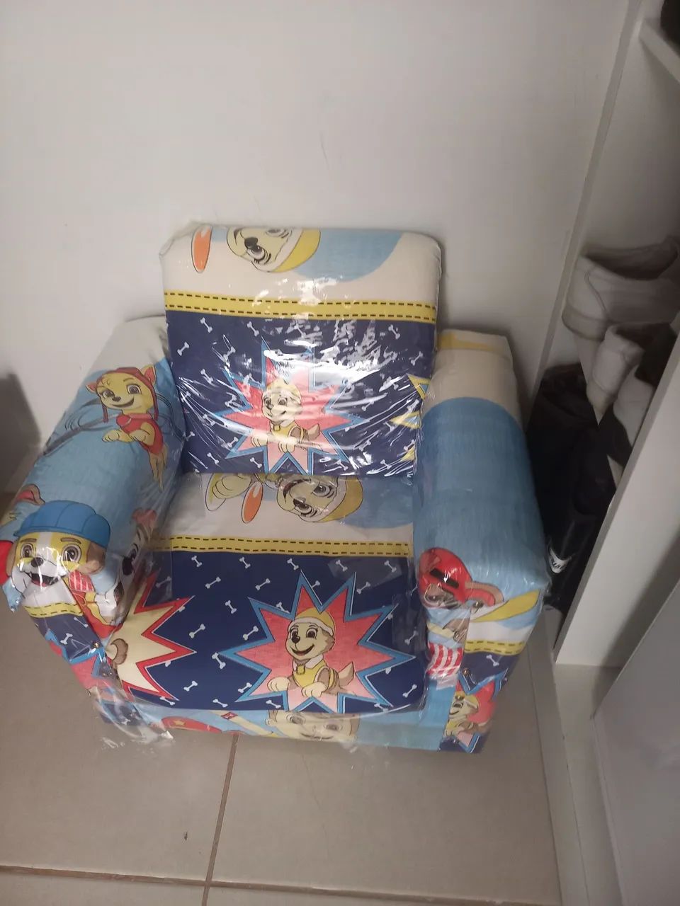 Vendo uma mesinha reforçada de plástico infantil , com uma cadeirinha,e um sofazinho  - Foto 2