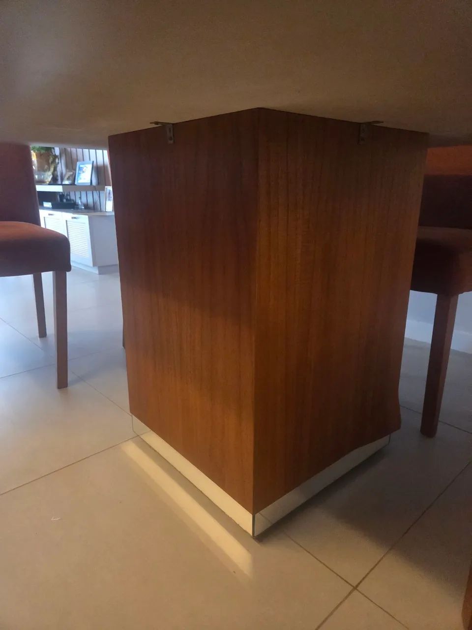 Mesa de Jantar com Tampo de Vidro e Cadeiras - Moderna e Elegante - Foto 3