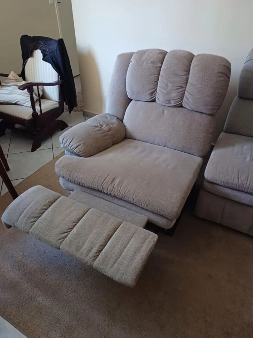 Vendo Sofá retrátil e reclinável 2 lugares, Home Teather lhb625m, Poltrona e Rack de Sala - Foto 4