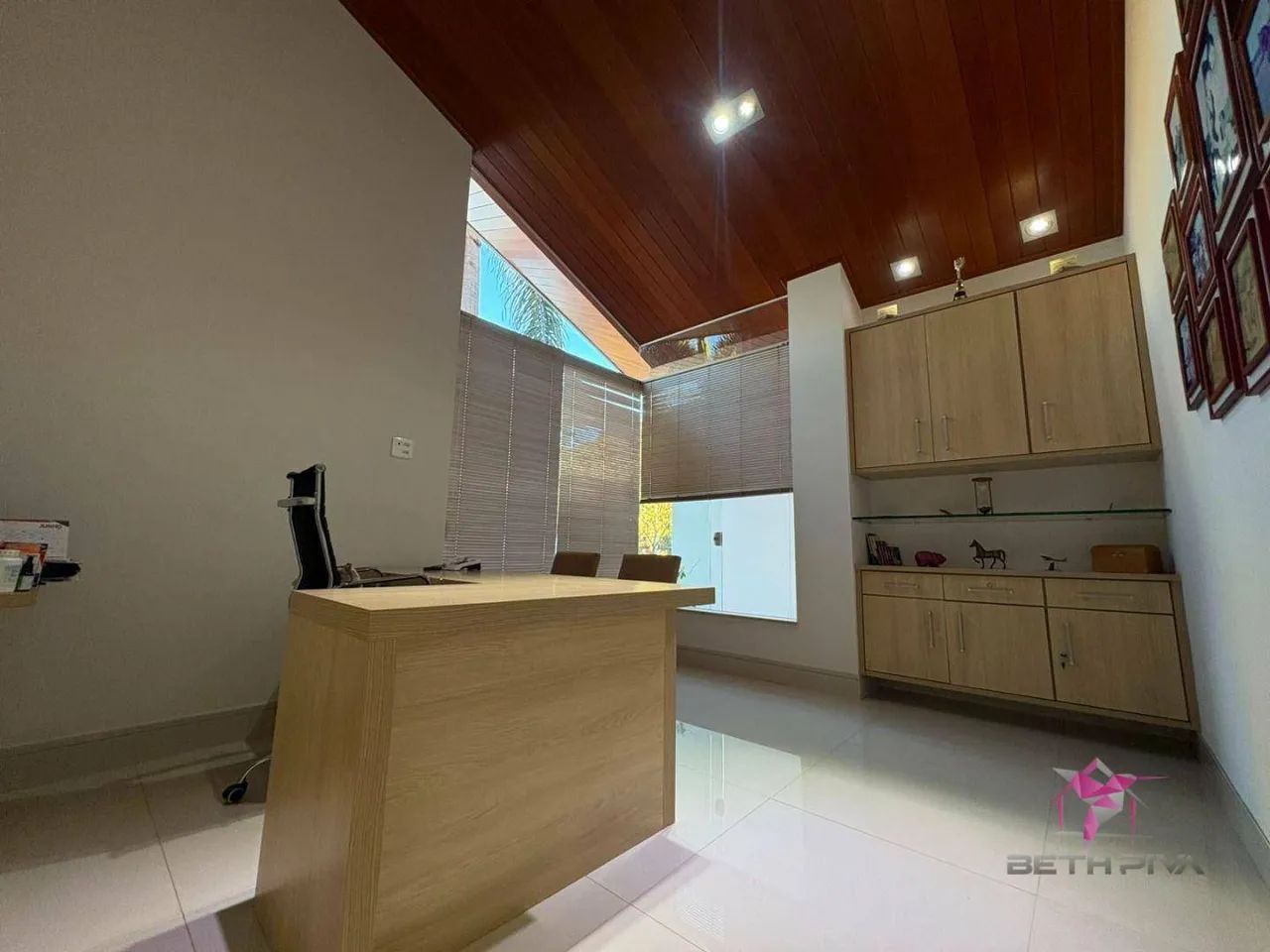 Casa em Condomínio com 4 Dormitórios, Piscina, Escritório e Teto de Madeira - Foto 4