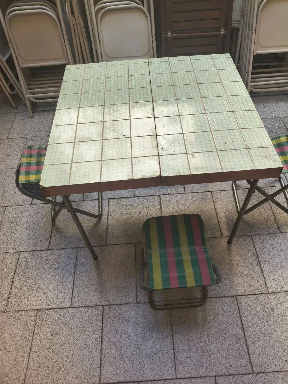 Mesa de camping dobrável com quatro bancos  - Foto 2