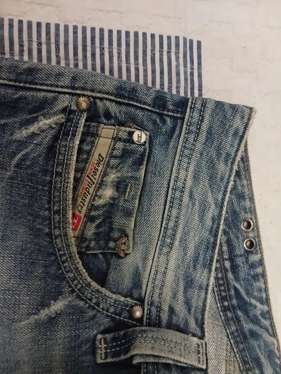Calça Diesel com Adidas original 29 equivalente a 40 - Foto 3