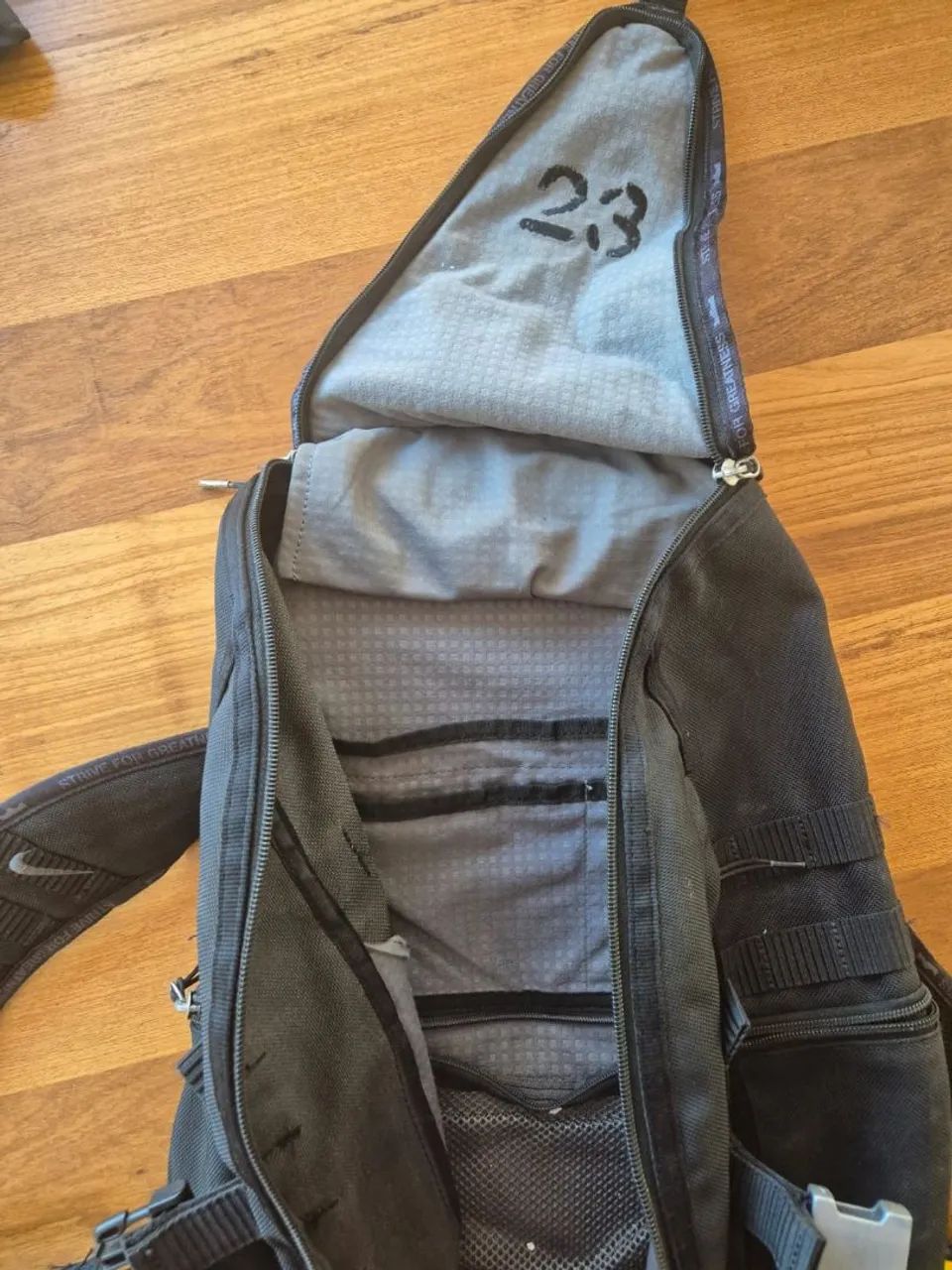 Mochila Nike LeBron James Strive For Greatness Preta - Foto 3