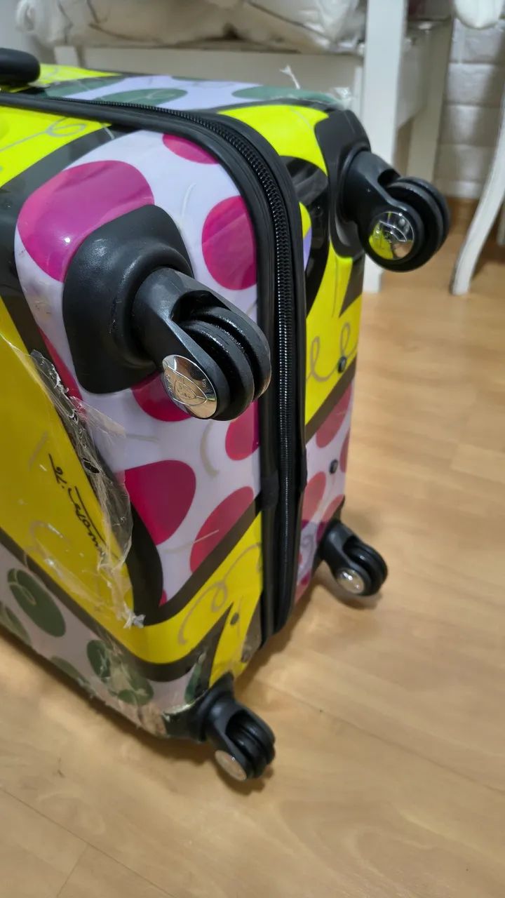Melhor preço! Mala de viagem grande - Romero Britto - Usada - Foto 3