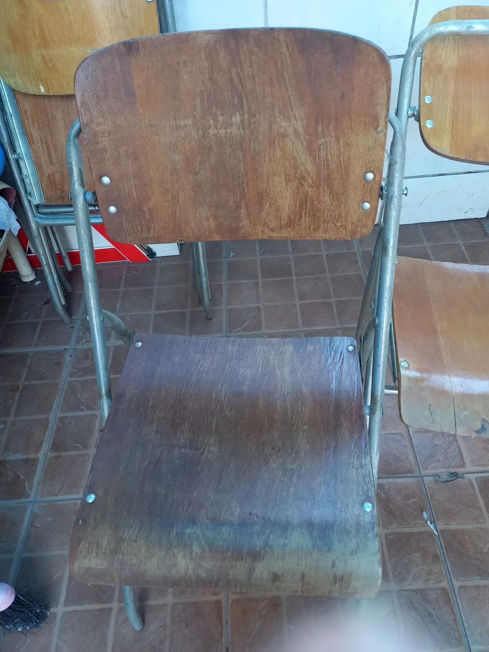 Vendo cadeira usada de madeira  - Foto 2