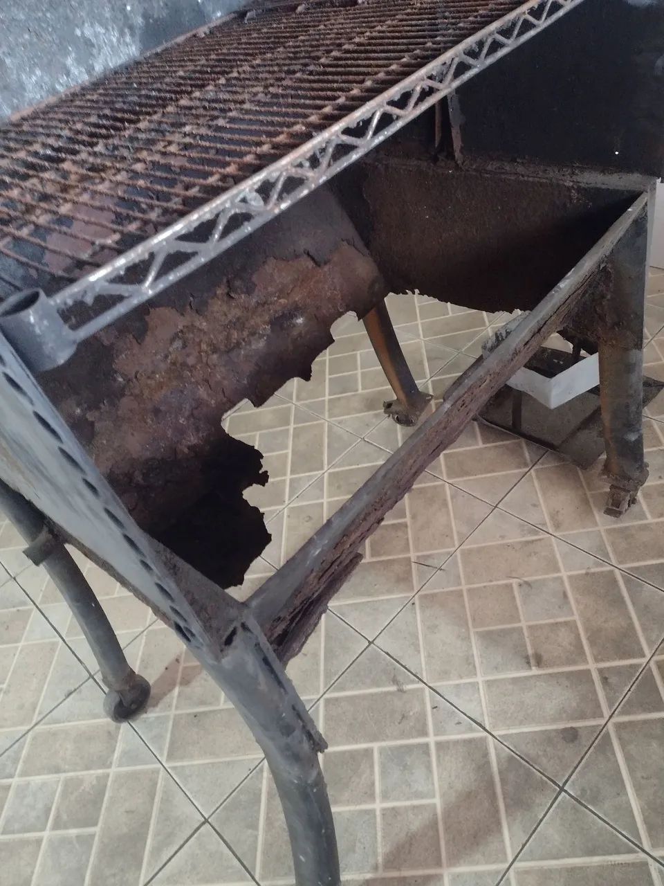 CHURRASQUEIRA GRANDE COM AVARIA  - Foto 4