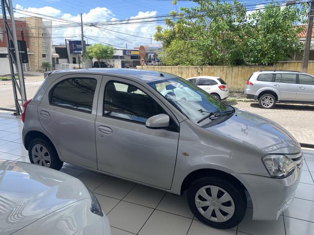 Toyota etios hatch único dono - Foto 2