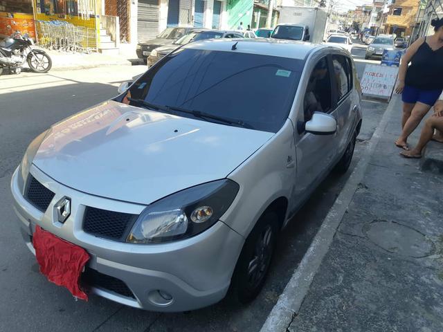 Vendo Sandero todo bom já com som potente tem conversar no valor