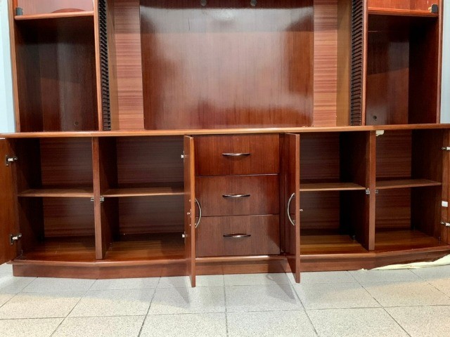 Estante em mogno 2,25 x 2,25 com iluminação e portas de vidro p/ TV 55"  Black Friday - Foto 4