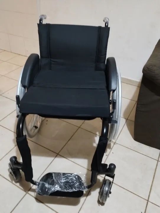 Cadeira de Rodas mono bloco nova - Foto 3