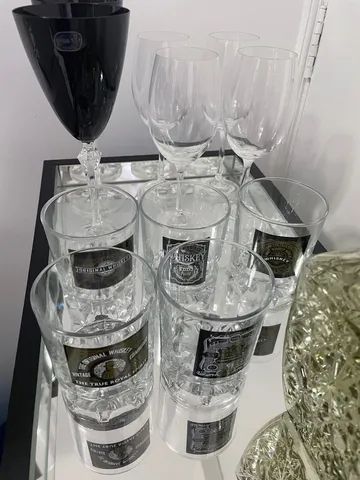 Bandeja com taças e copos 