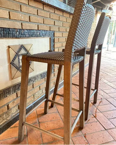 Par de banquetas altas em madeira e fibra sintética por 180,00