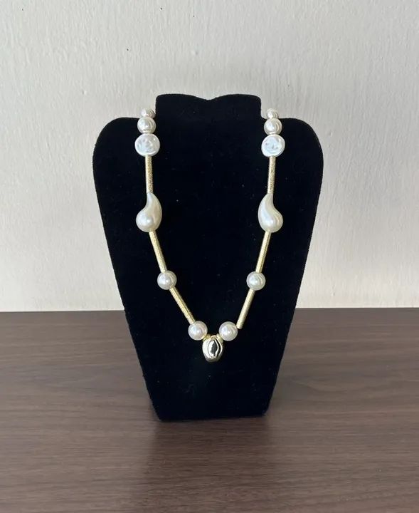 Colar 27, Artesanal, com pérolas barrocas.
