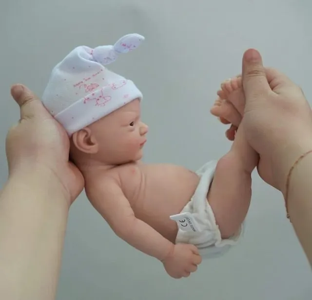 Bebê Reborn silicone sólido mini bebê