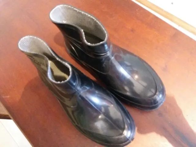 Bota Preta de plástico cano curto