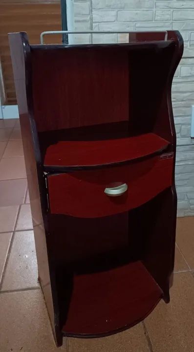 Mesinha de apoio em madeira com gavetas