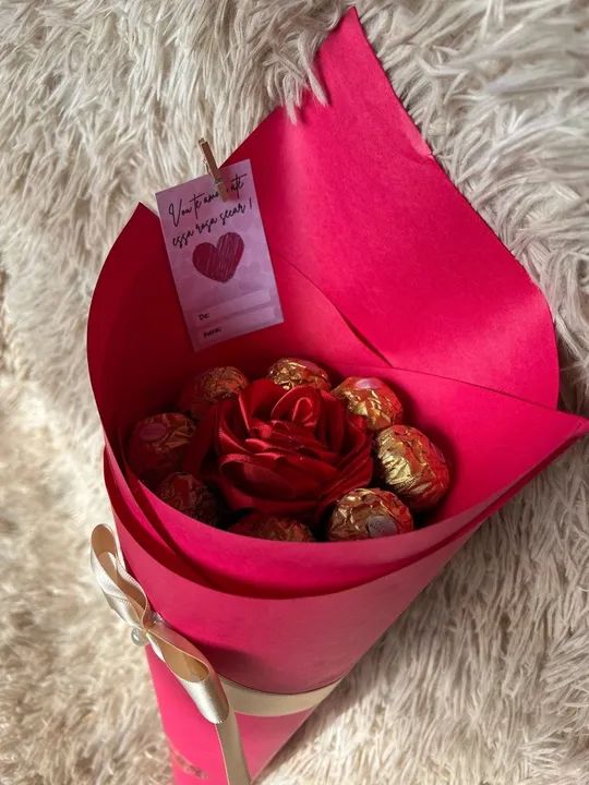Buquê com rosa única de cetim e ferrero rochedo - Foto 4