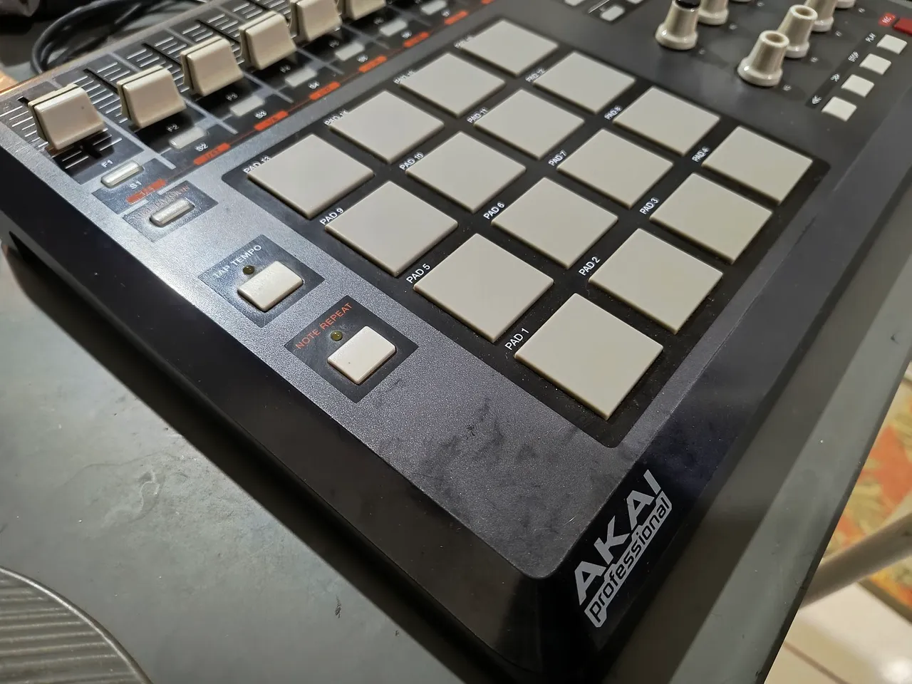 Akai Professional MIDI Pad Controller