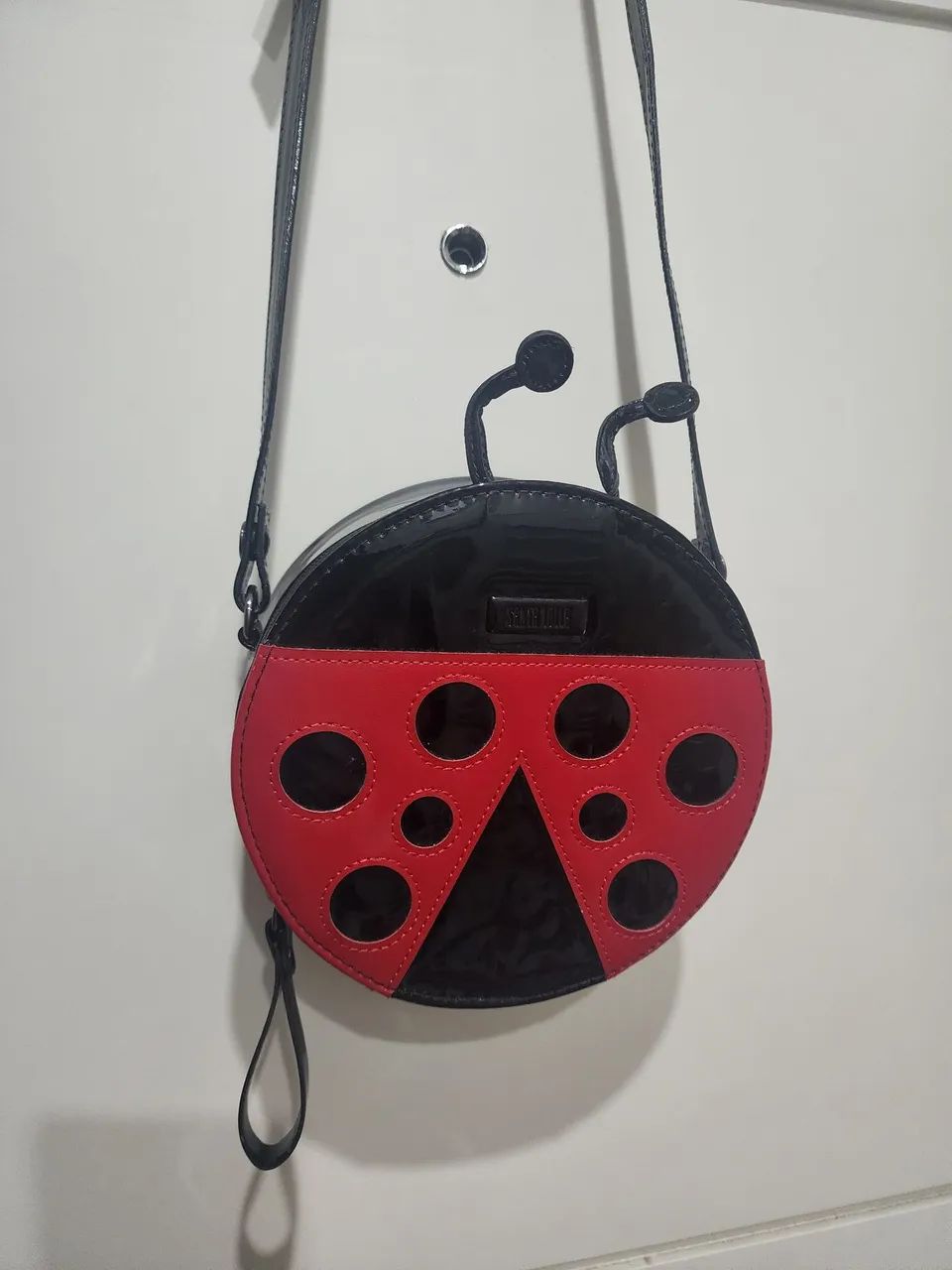 Bolsa Santa Lolla  de verniz joaninha  - Foto 4