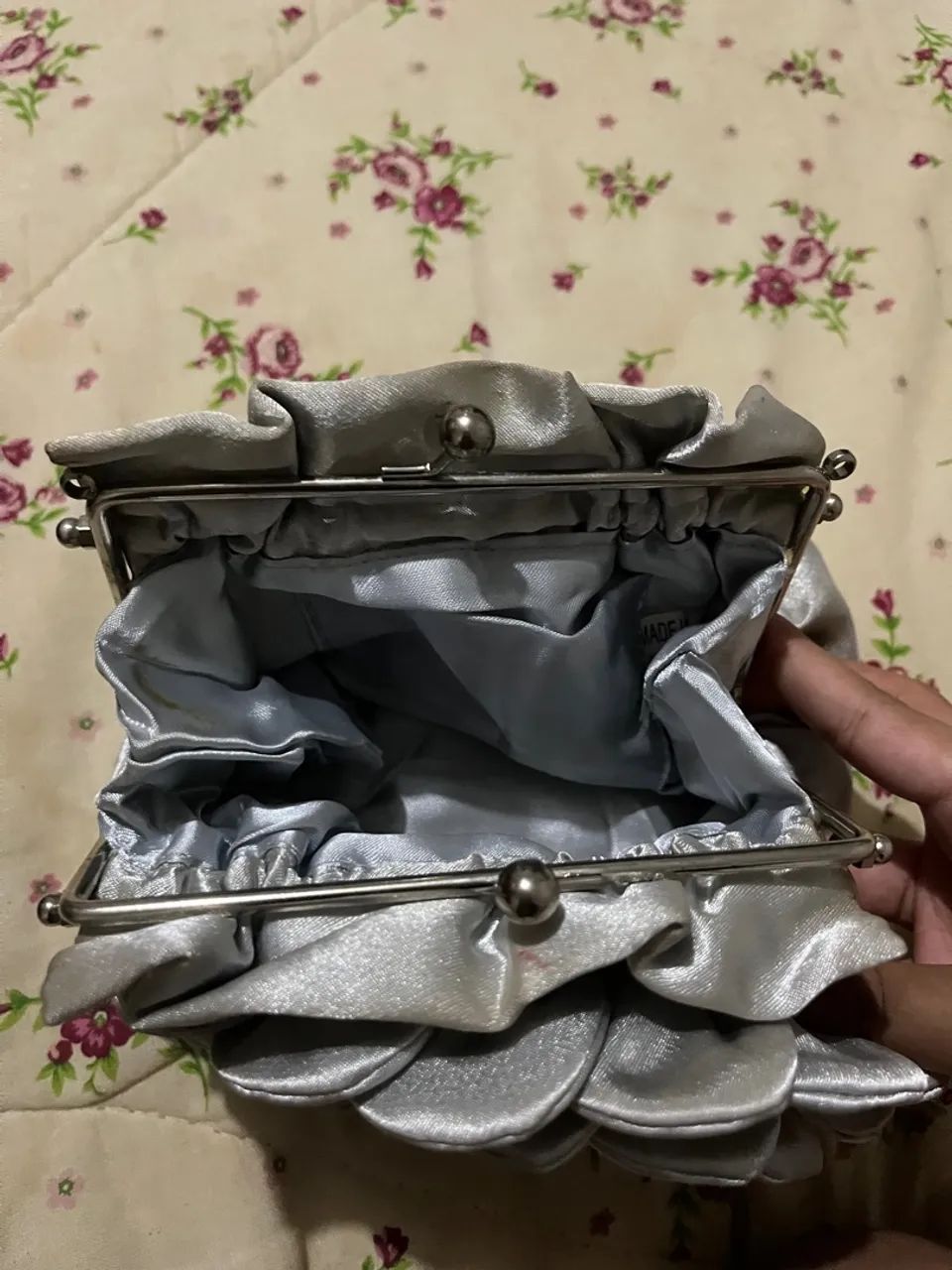 Bolsa de mão prata em formato de flor - Foto 4