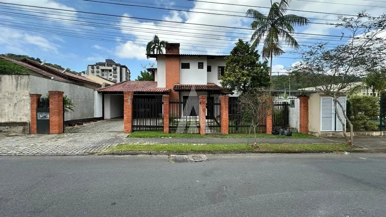 Sobrado com 1 suíte(s) mais 2 quarto(s) à venda no bairro Saguaçu em Joinville, por R$ 1.1