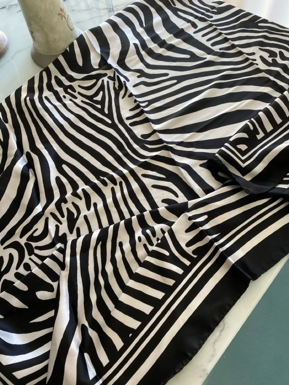 Lenço de seda Zebra Le Lis Blanc