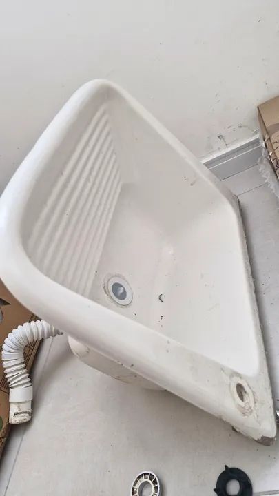Cuba de Lavar Roupa em Cerâmica + Bica Inox.