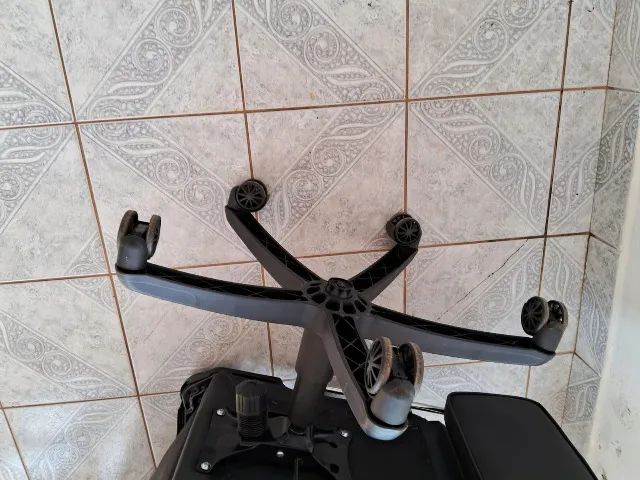 Cadeira de escritório Led Tools Gamer ergonômica preta com estofado de couro sintético - Foto 3