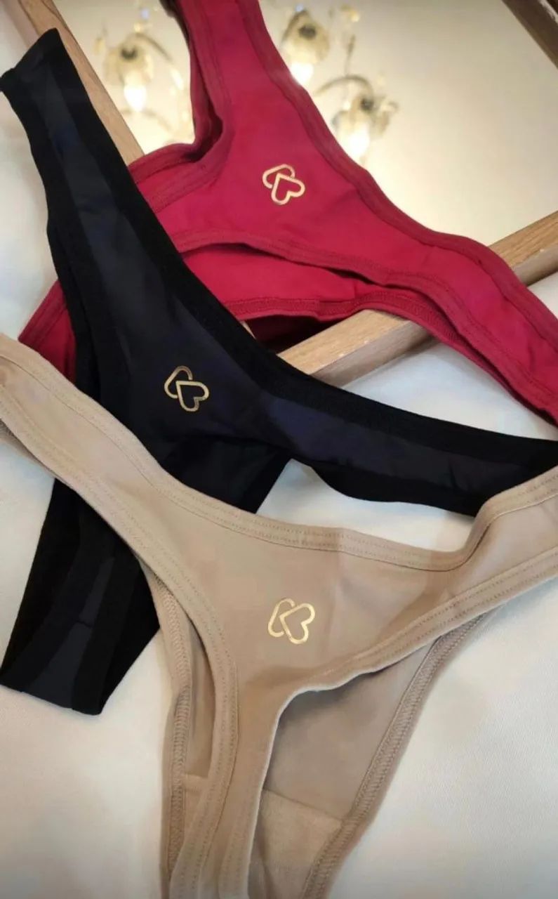 Conjunto de calcinhas de renda com detalhes em dourado