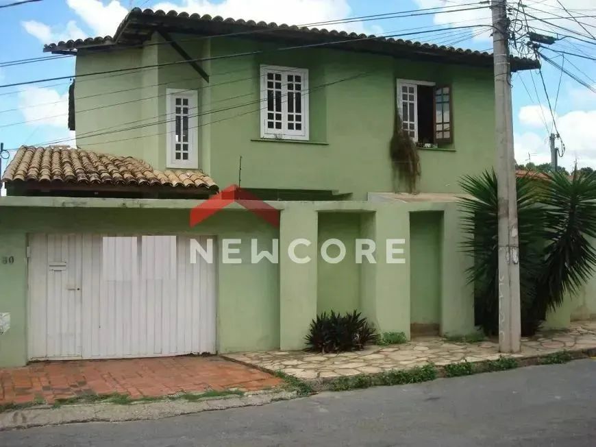 Casa em Rua Flor-de-orquídea - Santa Rosa - Belo Horizonte/MG