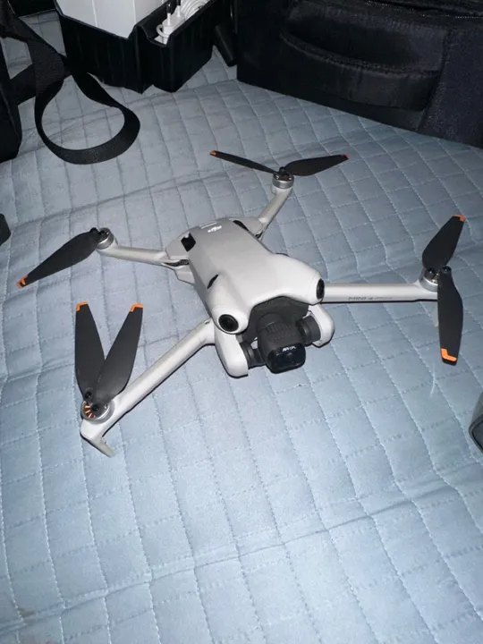 Mini drone DJI Mini 4 Pro Fly More Combo com câmera 4K cinza 3 baterias (Com Tela)