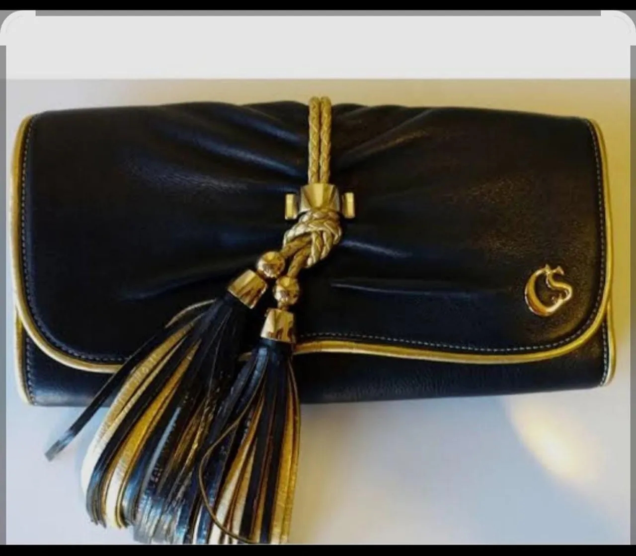 Bolsa Clutch Preta com Detalhes Dourados