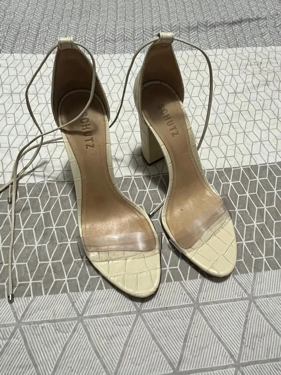 Sandália NOVA Schutz Gisele Salto Bloco Couro Croco Bege com Vinil  - Foto 2
