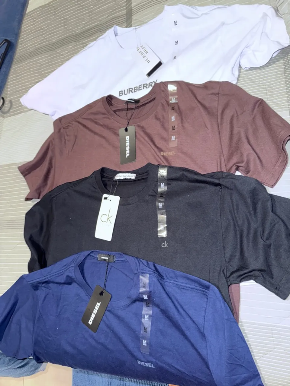 Vende se camisetas básicas e shorts jeans, todas com etiqueta. 