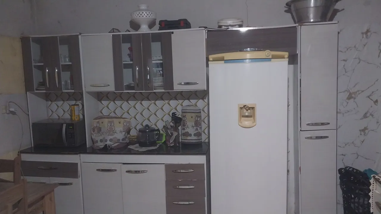 Armário de cozinha e geladeira