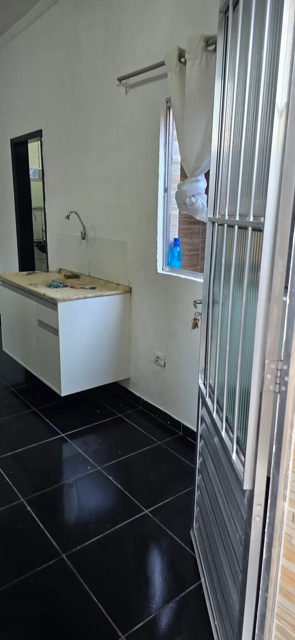 ALUGA-SE Quarto e cozinha. Valor: R$ 700,00 reais