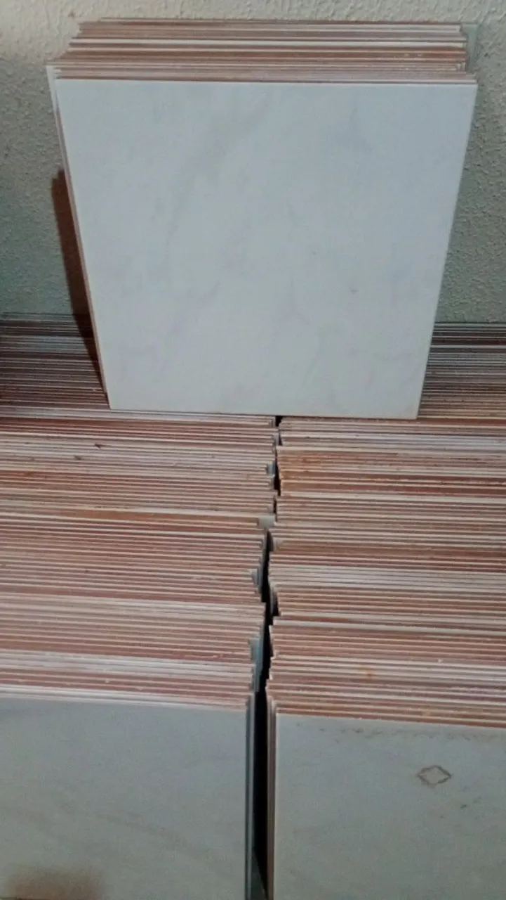 Lote de Pisos Cerâmicos Brancos