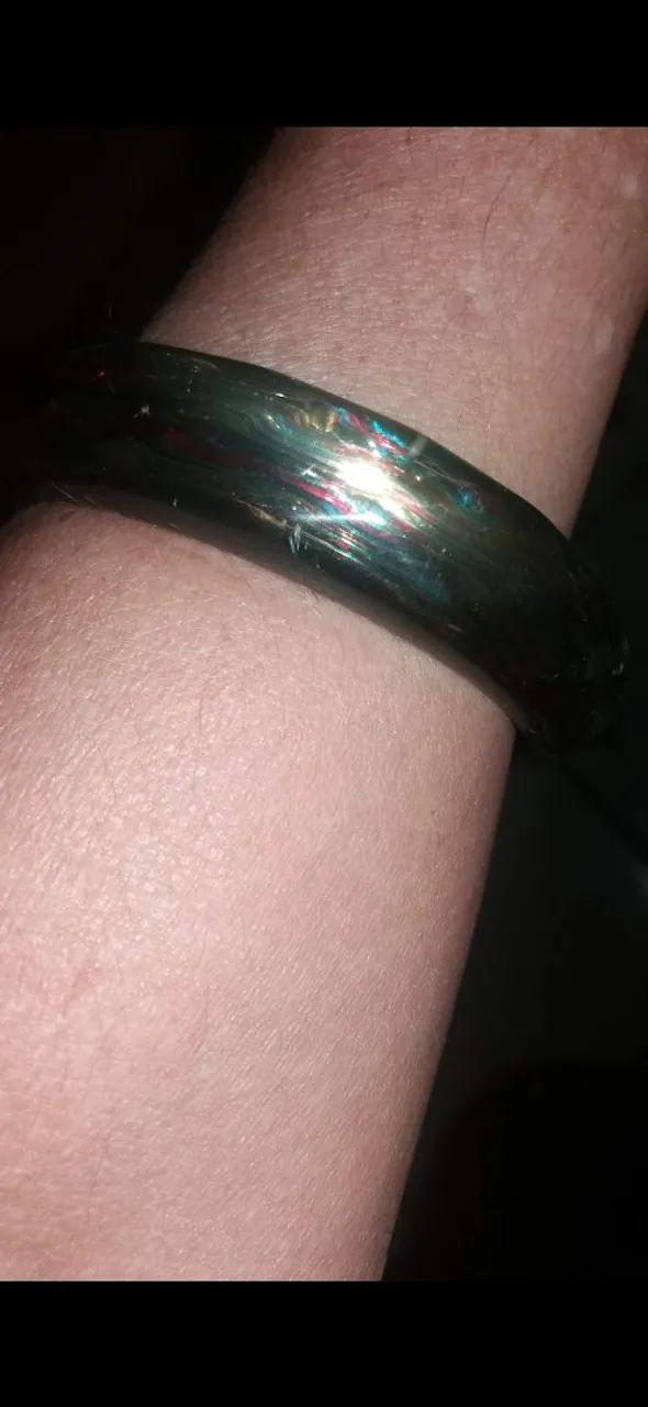 Pulseira de resina preta com detalhes - Foto 3