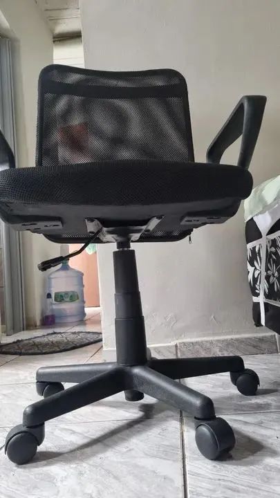 Cadeira de Escritório giratória com rodinhas(aceito proposta) - Foto 3