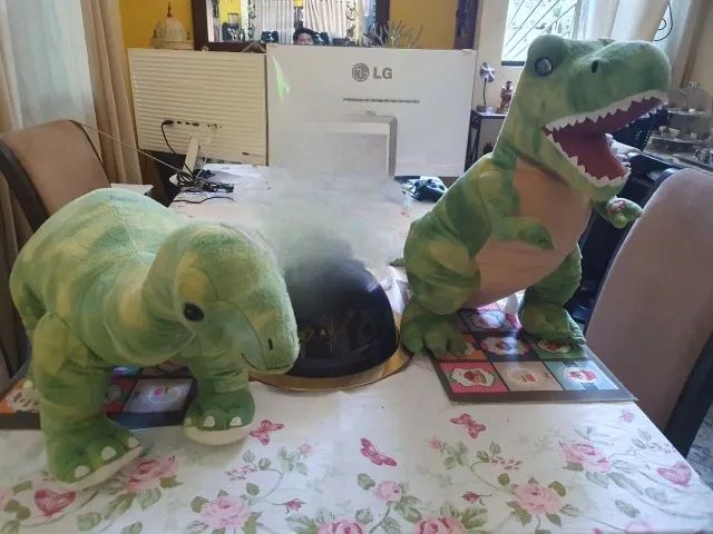 Conjunto de Dinossauros Hugfun com 2 pelúcias 