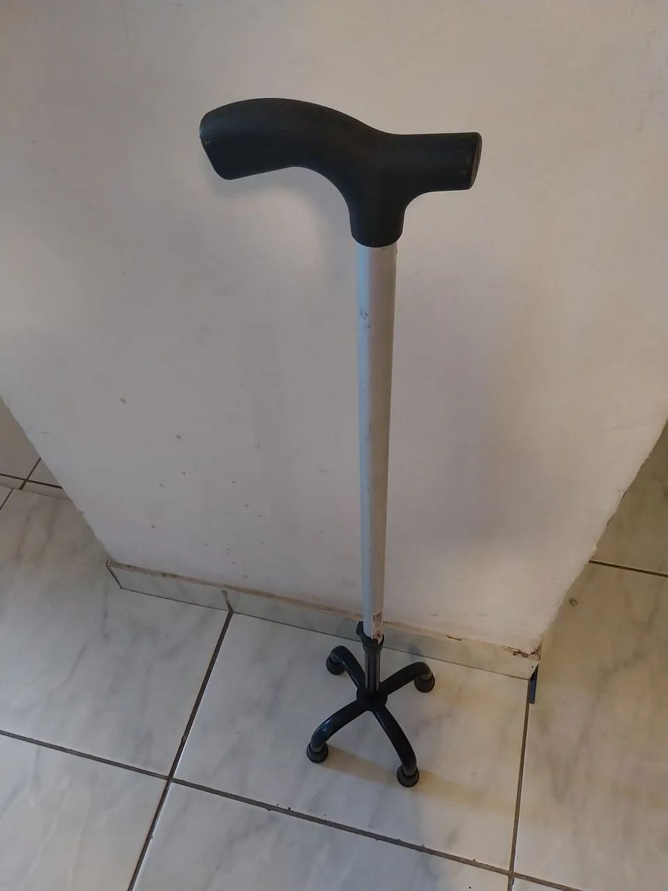 Bengala de quatro pontas - Conforto e segurança - Foto 2