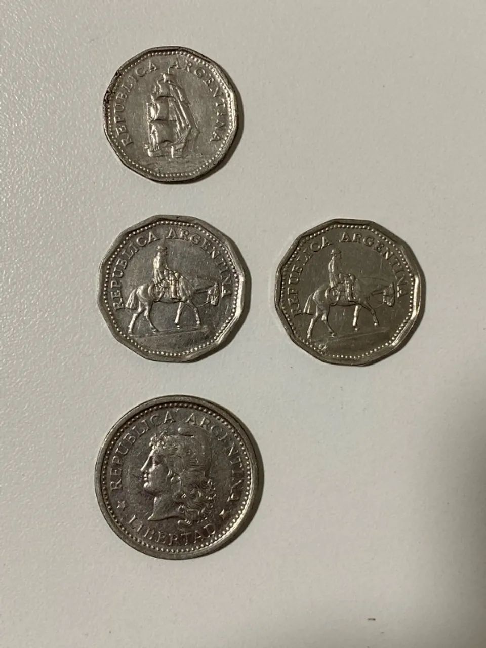 Kit 4 moedas argentina 5, 10 e 1 Peso cada uma um ano diferente - Foto 2