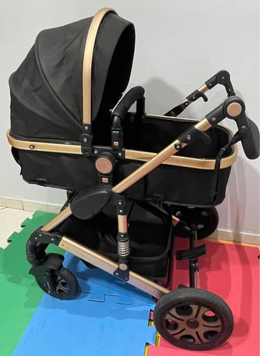 Carrinho de Bebê - Preto e Dourado