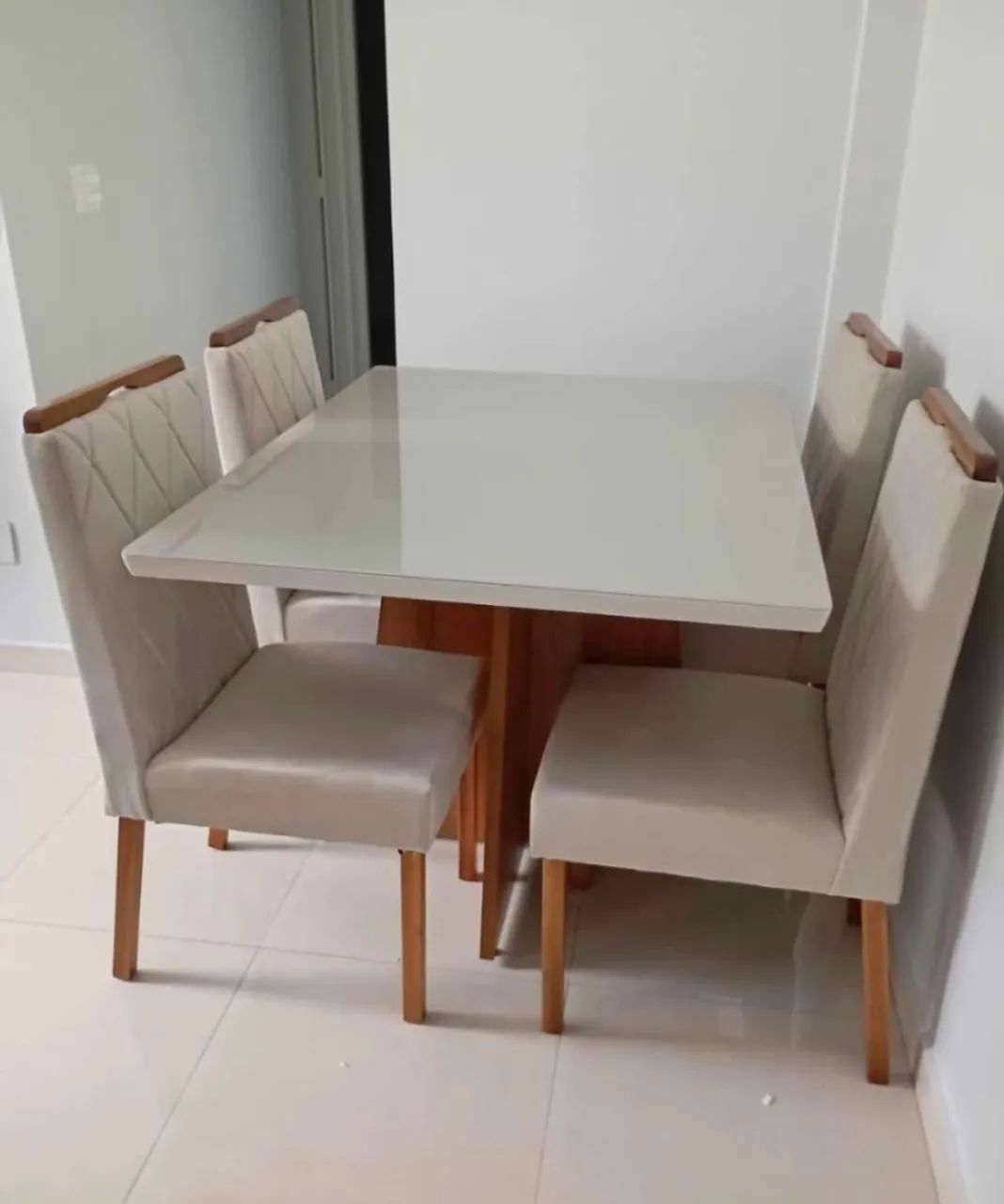 Mesa com cadeiras estofadas64352682044418120