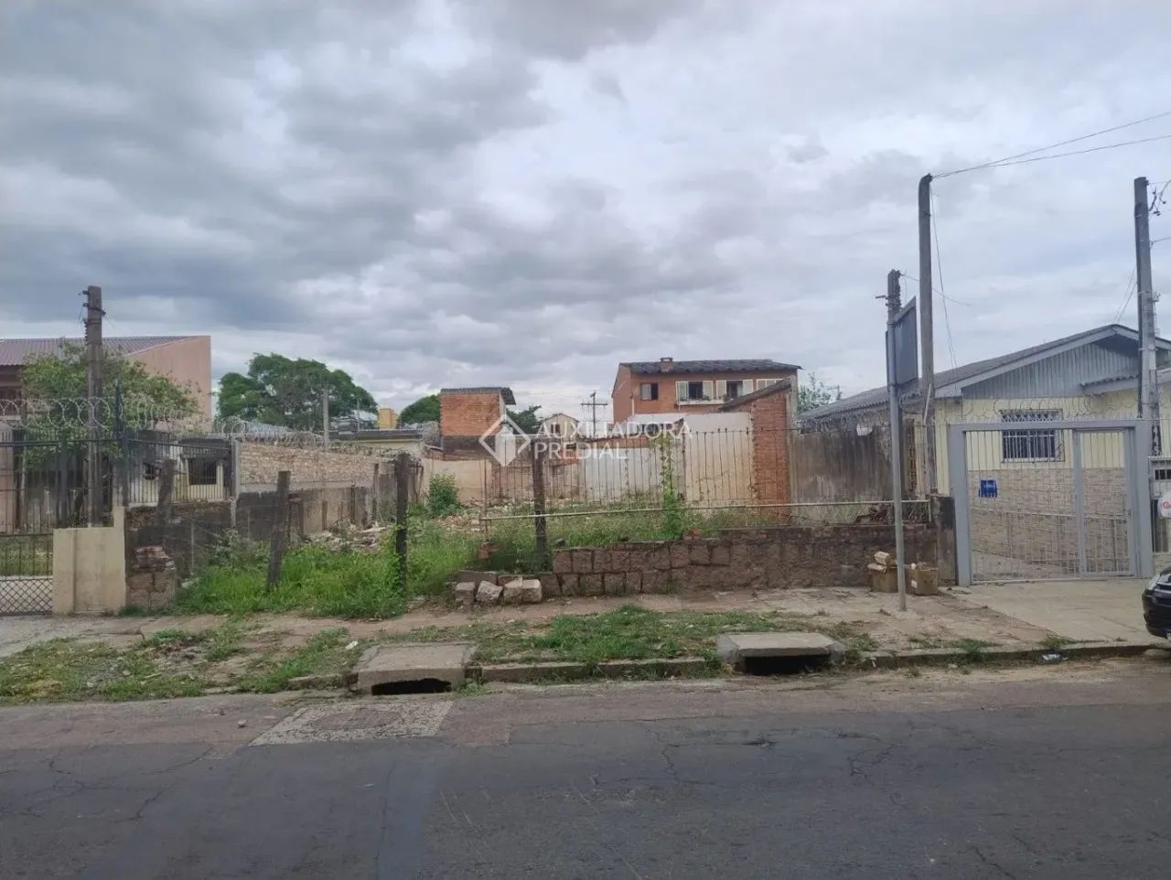 Terreno à venda com 330m² no bairro Sarandi em Porto Alegre